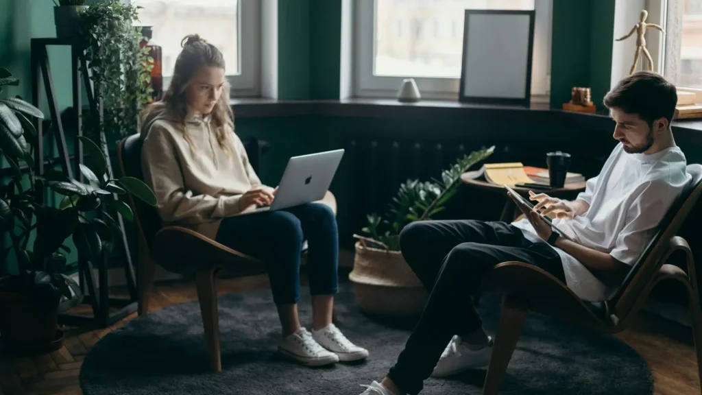 Equipo de profesionales realizando mantenimiento web para PYMES en Madrid